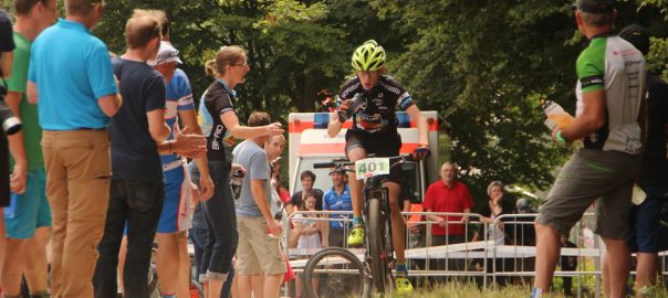 Thore Hemmerling verpflegt sich auf dem Weg zum Schüler-Titel ©Erhard Goller